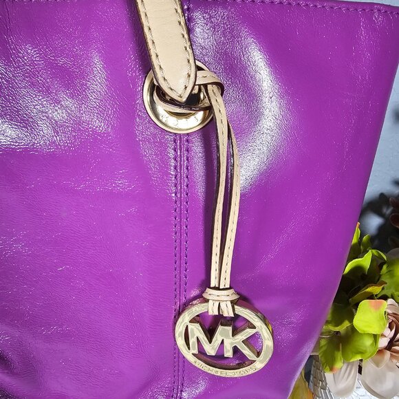 Michael Kors E-1303 Purple Leather Shoulder Bag - Picture 3 of 11